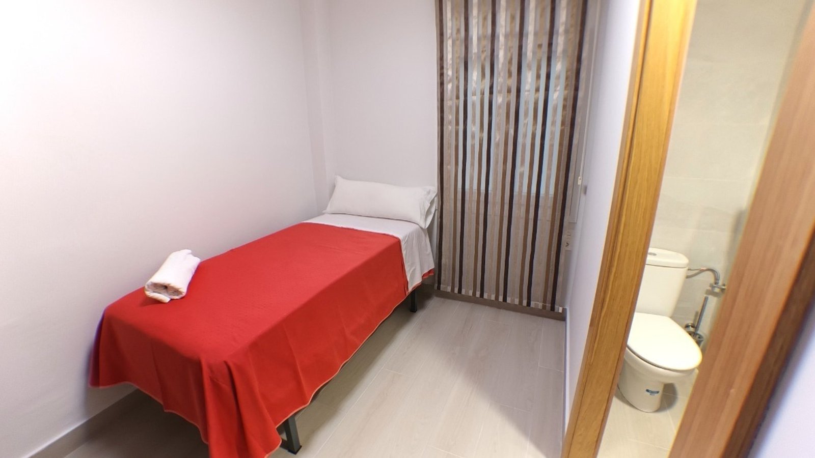 https://pensionlaestacion.com/jomres/uploadedimages/1/rooms/13/1406-011.jpg