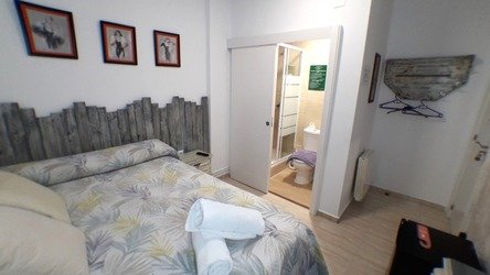 https://pensionlaestacion.com/jomres/uploadedimages/1/rooms/5/thumbnail/pe12-hab-2-01.jpg